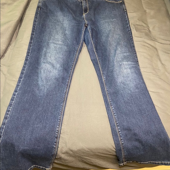 Ladies buffalo jeans. New with no tag. - Picture 1 of 5